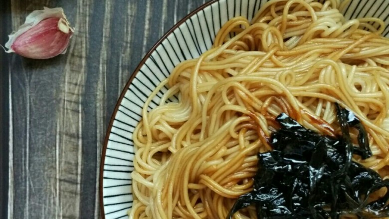 向往的生活之葱油面,面条煮好挑到碗里,浇上葱油,调一调拌一拌,不需要其他配菜,美味,谁吃谁知道~