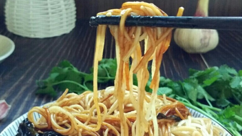 向往的生活之葱油面,我做的是三人份。如果葱油有富余,盛碗里冰箱存放,下次继续用。