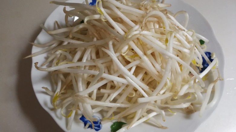 香干绿豆芽,绿豆芽冲洗一下，清水浸泡五分钟沥掉水