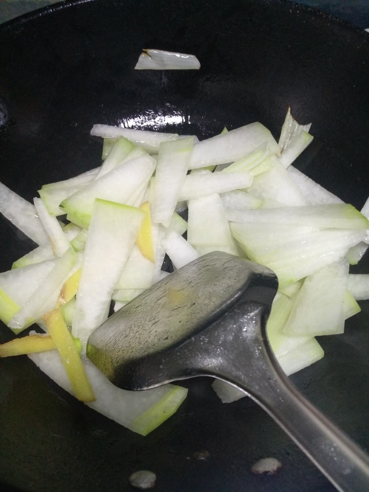 冬瓜蛤蜊汤,葱姜,少量油爆锅。下冬瓜片清炒半刻。
