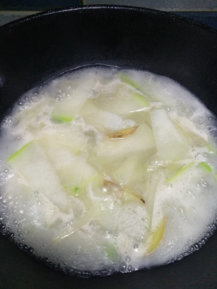 冬瓜蛤蜊汤,添入蛤蜊汤,加入调味料,烧开。