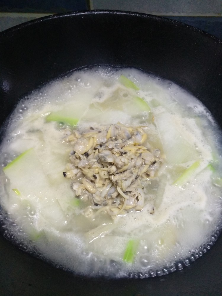 冬瓜蛤蜊汤,加入蛤蜊肉,稍煮下,即可。
