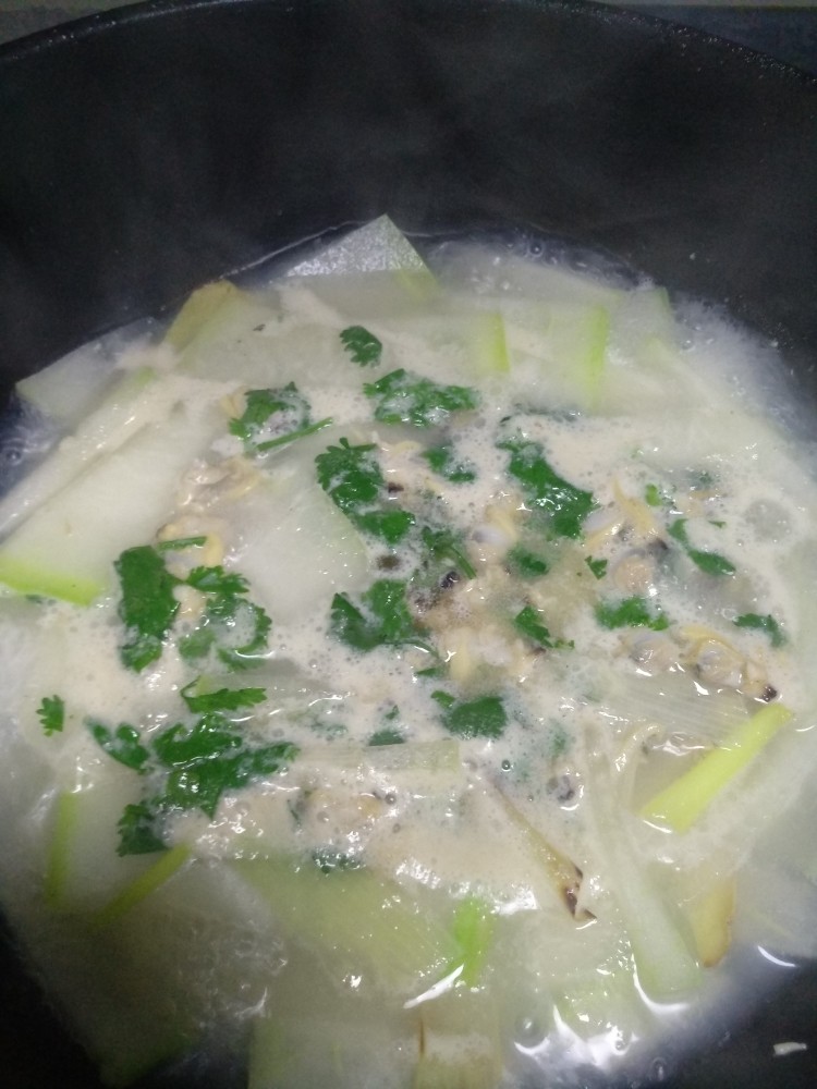 冬瓜蛤蜊汤,加入香菜末点缀,点入几滴香油调味。