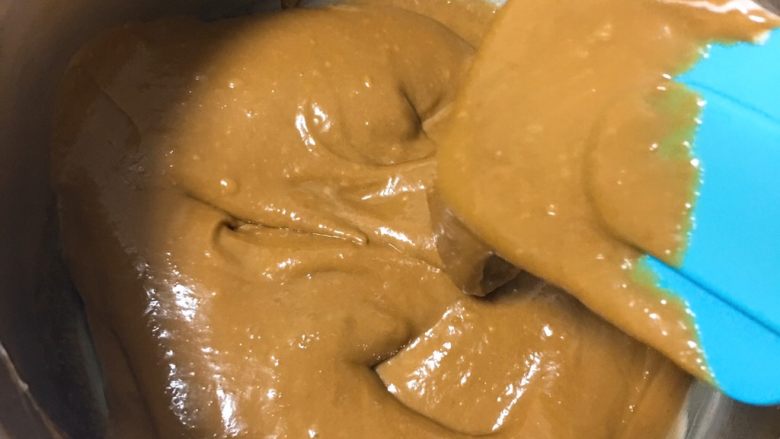 咖啡玉枕蛋糕,先用打蛋器低速搅拌均匀,再用刮刀翻拌均匀。