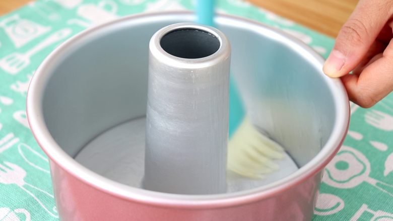 南瓜发糕,模具刷油 tips:我这里是用的6寸的模具,大家可以用其他的模具代替