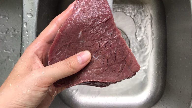 虫草花合蒸牛肉,食材处理:
将牛肉用流水冲洗干净