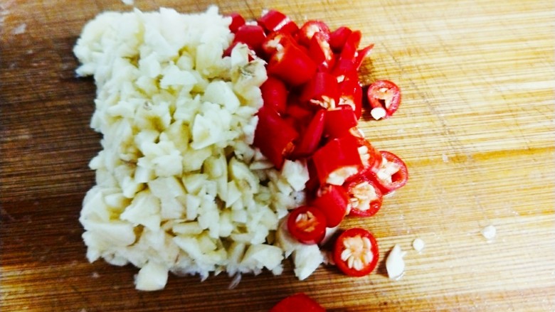 龙门花甲,蒜切沫,<a style='color:red;display:inline-block;' href='/shicai/ 82'>小米椒</a>切块