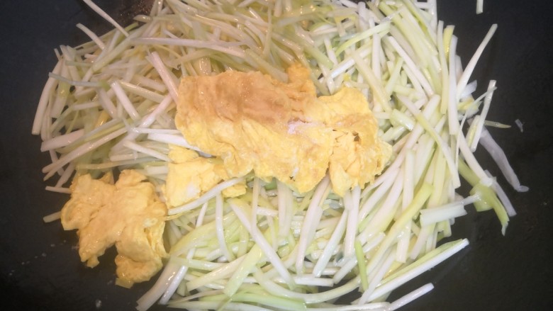 韭黄炒鸡蛋,翻炒均匀后,倒入鸡蛋,洒入盐