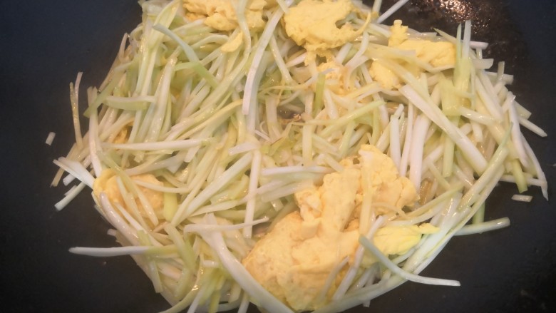 韭黄炒鸡蛋,再次翻炒均匀,至韭黄断生