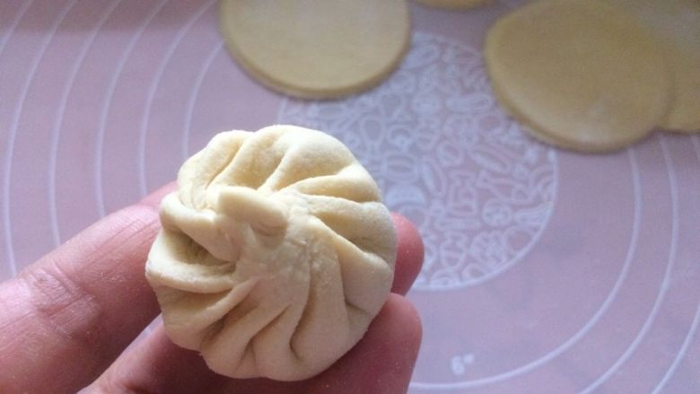 萌萌哒小猪(主)饺(角),包包子一样包好,收口收紧;