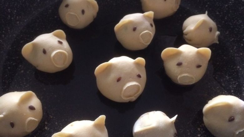 萌萌哒小猪(主)饺(角),平底锅放油,摆入小猪饺子,小火煎至底部微焦后倒入一小杯清水,盖盖子焖煮至水分收干即可!