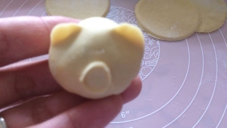 萌萌哒小猪(主)饺(角),捏出猪耳朵和猪鼻子;
