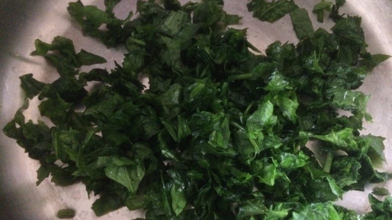 萌萌哒小猪(主)饺(角),青菜叶用盐水泡一会,冲洗干净 ,然后切碎;
