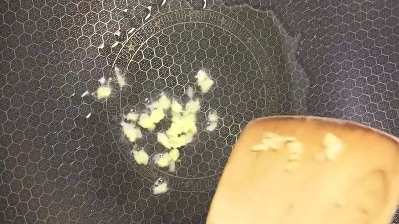 丝瓜炒蛋,锅留底油下入姜末爆香
