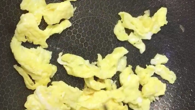 丝瓜炒蛋,炒好后迅速倒出备用