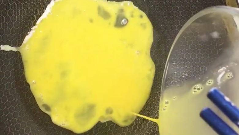 丝瓜炒蛋,起锅烧油下入鸡蛋翻炒