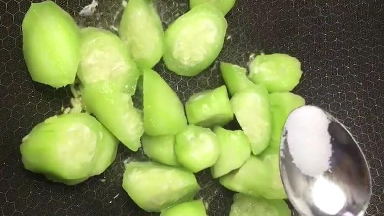 丝瓜炒蛋,下入丝瓜加盐，糖，翻炒三十秒