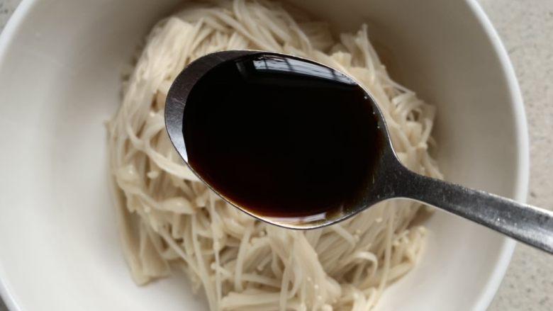 凉拌金针菇,金针菇挤干,加入<a style='color:red;display:inline-block;' href='/shicai/ 788'>生抽</a>