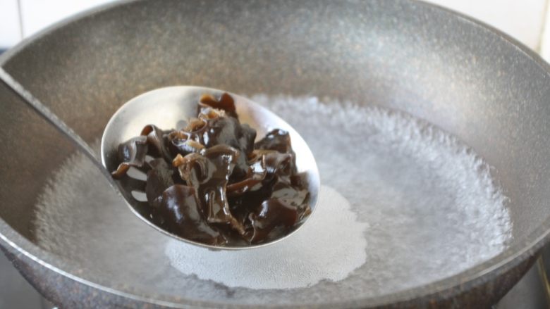 鹅蛋鸡肉炒蒜苔,放在开水里焯烫1分钟,捞出来后过凉水,沥干水分备用。