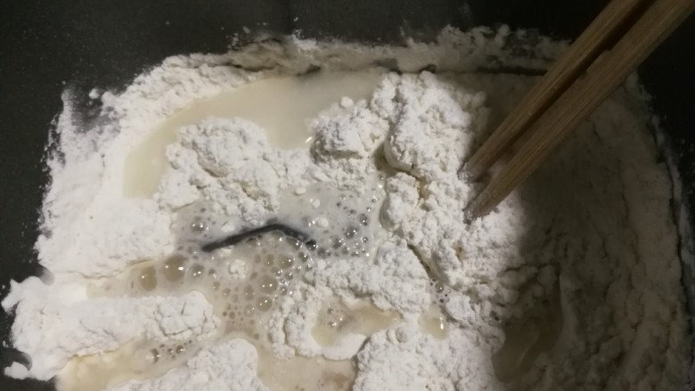无泡打粉的油条,放入清水,启动面包机搅拌8分钟成湿润面团