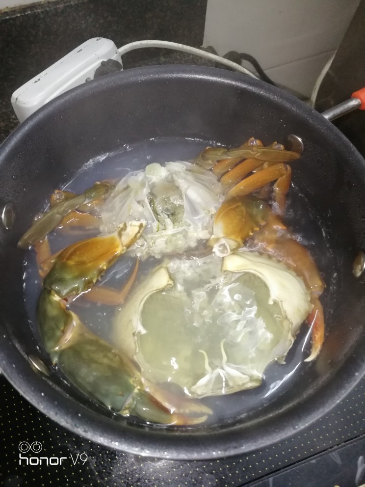 爸爸牌螃蟹粥,锅准备一点点水,水开下肉蟹