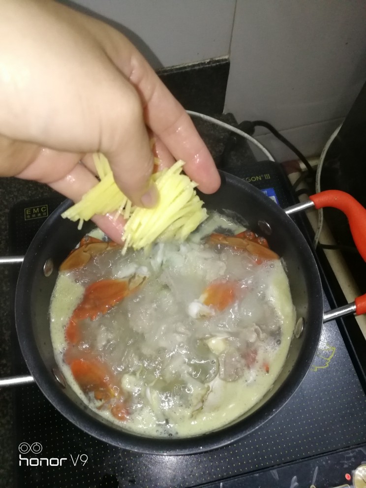 爸爸牌螃蟹粥,下姜丝(姜丝下太多的话会辣)