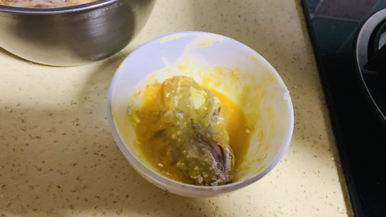 香酥面包糠炸鸡翅,再把滚过淀粉的鸡翅在蛋液中,让蛋液均匀粘在鸡翅的淀粉上的每一个角落。