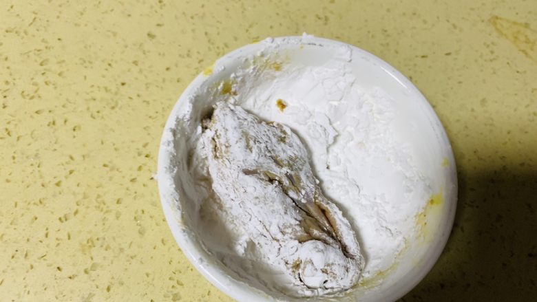 香酥面包糠炸鸡翅,把腌制过的鸡翅在酱汁里面滚一下,让酱油均匀在鸡翅上,然后放到淀粉上滚下,让淀粉包裹好鸡翅每一寸地方。