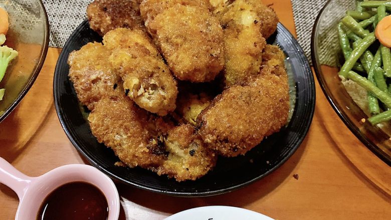 香酥面包糠炸鸡翅,最后把所有鸡翅炸好上碟,金黄的鸡翅颜值很好看,上台全家吃光光。