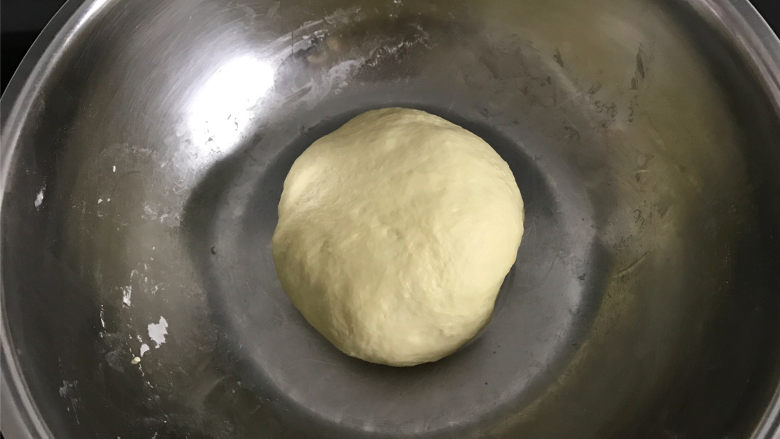 自制油条,加入115克水,揉成光滑的,软硬合适的面团,水的用量要根据鸡蛋的大小来调整,加的时候要分次加。