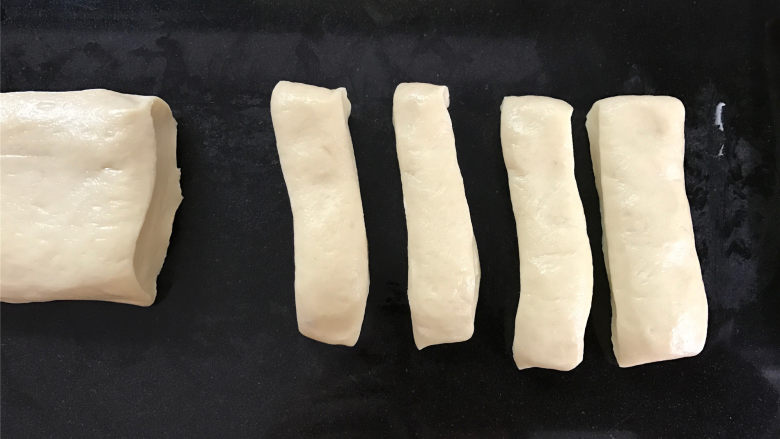 自制油条,把冷藏的面条取出,切成宽度差不多的条状。