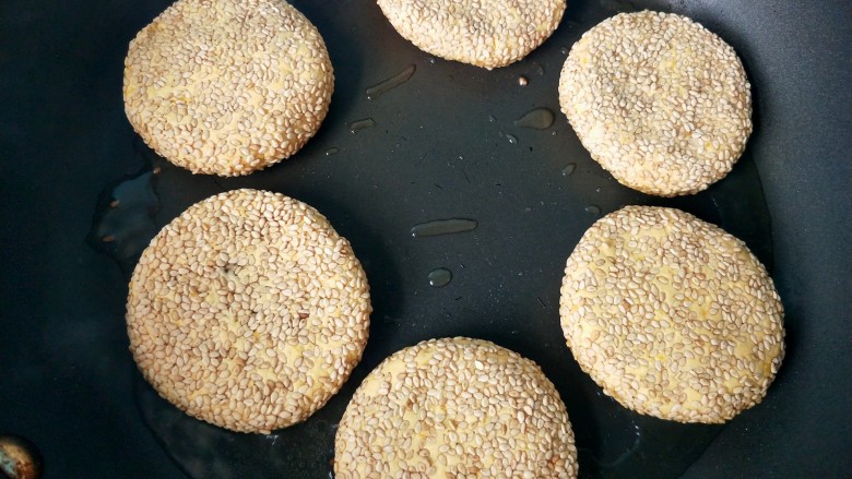 芝香南瓜饼,平底锅刷油,放入南瓜饼,小火慢煎。