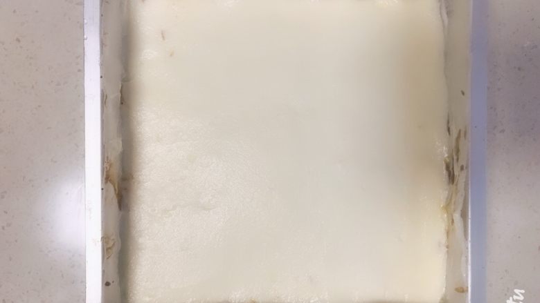 雪域抹茶芝士蛋糕,铺在冷却的蛋糕上,抹平