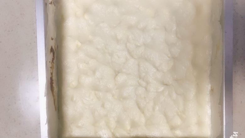 雪域抹茶芝士蛋糕,也可以用勺子底部按压一下再抬起,做出不规则的纹路