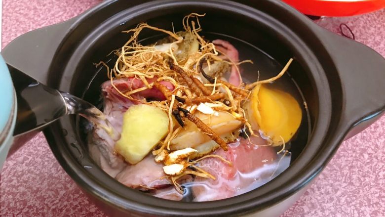 虫草鸽子鲍鱼汤,注入开水,水位没过食材即可。