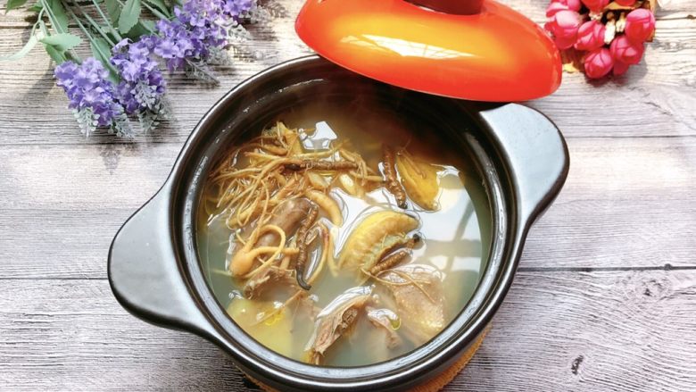 虫草鸽子鲍鱼汤,成品。你也可以吃的时候加点香菜提味,按个人口味安排。