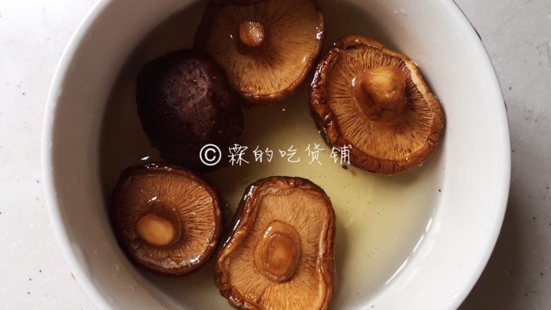家常小炒皇,香菇,开水里泡发。