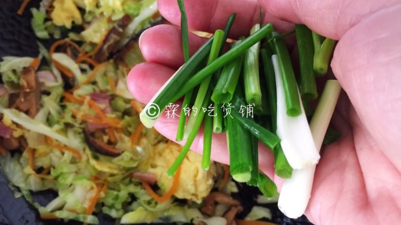 家常小炒皇,最后再放入葱段,翻炒均匀。