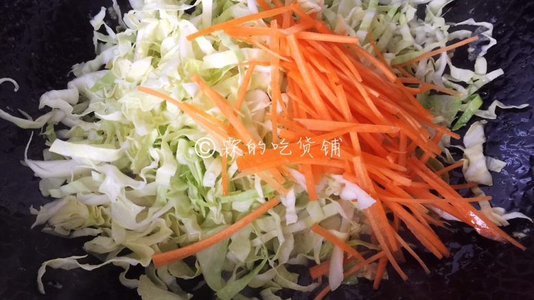 家常小炒皇,锅里再倒入少许油,把牛心菜丝和胡萝卜丝倒入翻炒,约1分钟左右。