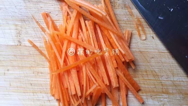 家常小炒皇,<a style='color:red;display:inline-block;' href='/shicai/ 25'>胡萝卜</a>刨去外皮后,切成细丝。