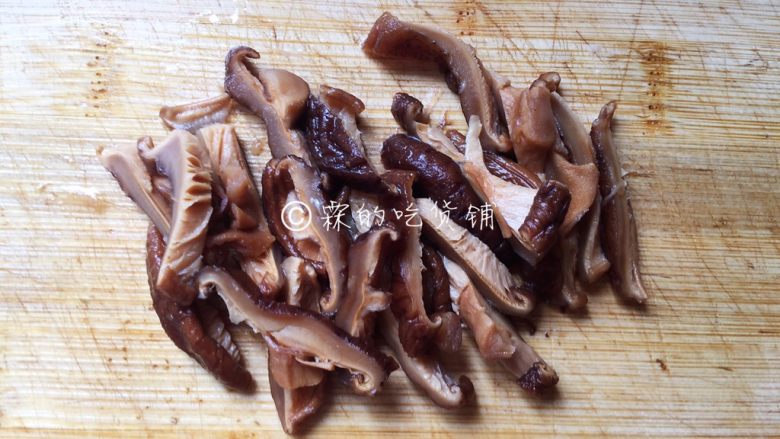 家常小炒皇,泡发好的香菇,冲洗干净后也切成丝。