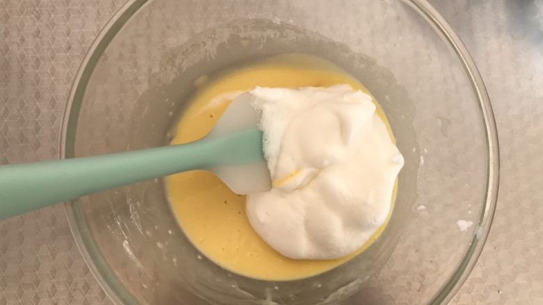 海苔肉松小贝,取三分之一蛋白加入蛋黄糊中,翻拌均匀