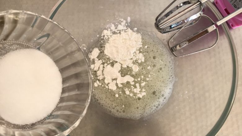 海苔肉松小贝,蛋白用电动打蛋器打至鱼眼泡,加入淀粉和<a style='color:red;display:inline-block;' href='/shicai/ 3729'>白糖</a>,继续打发