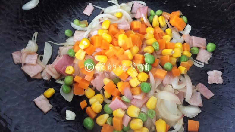 蛋包饭,炒至培根变色,把胡萝卜、玉米和小豌豆一起放入。