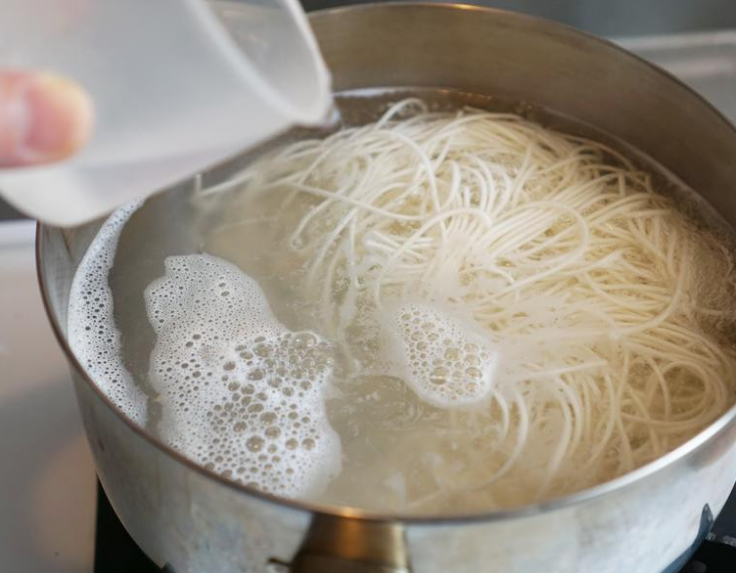 夏季消暑又开胃韩式辣酱冷拌麵,水滚后放下麵条，沸腾后可倒杯冷水继续煮，直到麵条变熟捞出，这样煮出来的麵条比较有弹性