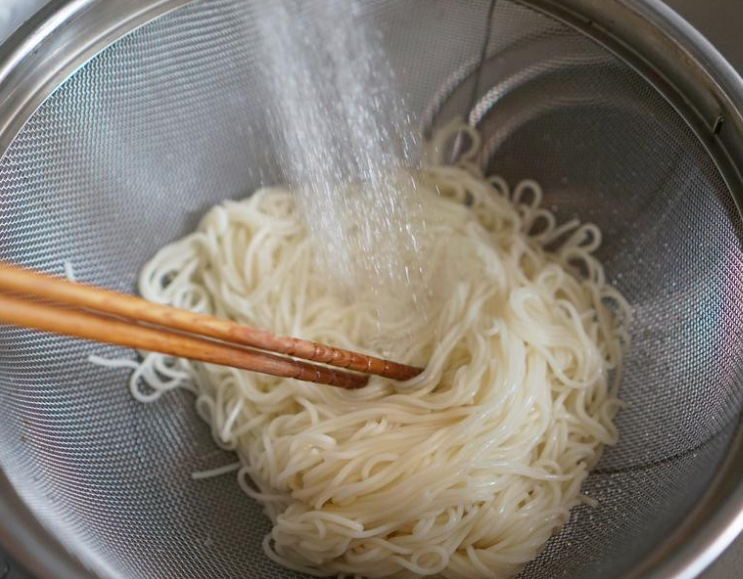 夏季消暑又开胃韩式辣酱冷拌麵,放在过滤冷水下降温,沥乾水份捞出放在碗裡。