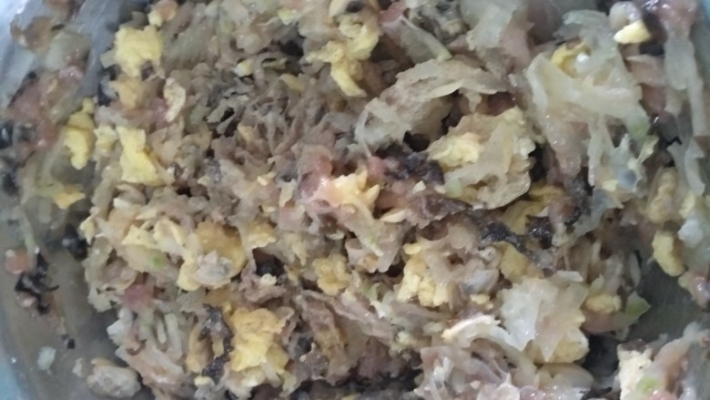 冬瓜饺子,鸡蛋炒熟,和冬瓜丝,蛤喇肉都拌入肉馅中,加调味料。