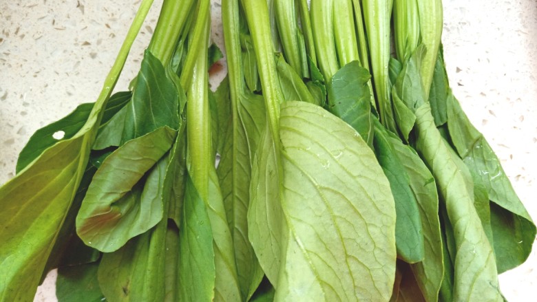 麻酱青菜凉拌方便面,取<a style='color:red;display:inline-block;' href='/shicai/ 3517'>青菜</a>,摘好洗净