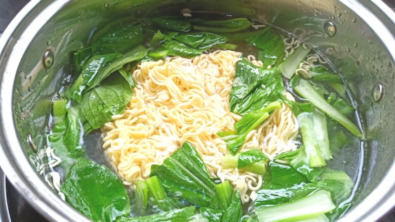 麻酱青菜凉拌方便面,水开下入方便面,青菜煮熟