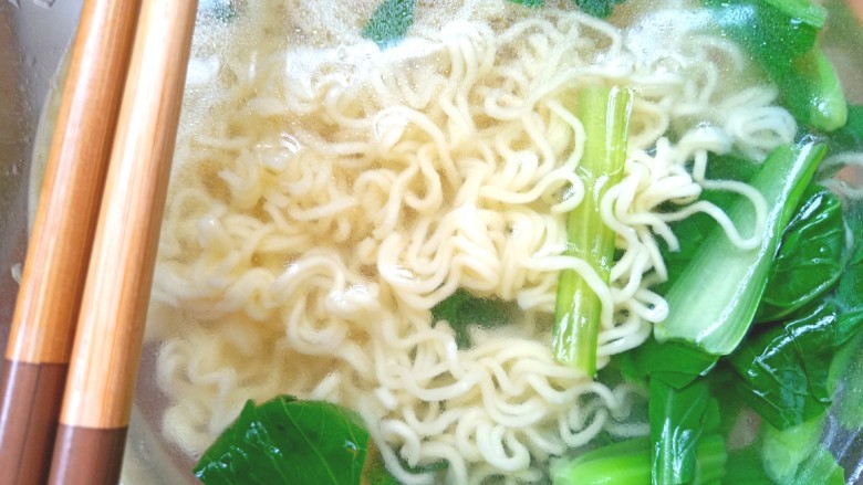 麻酱青菜凉拌方便面,捞入凉开水中过一下,在捞入碗汁中,搅拌均匀